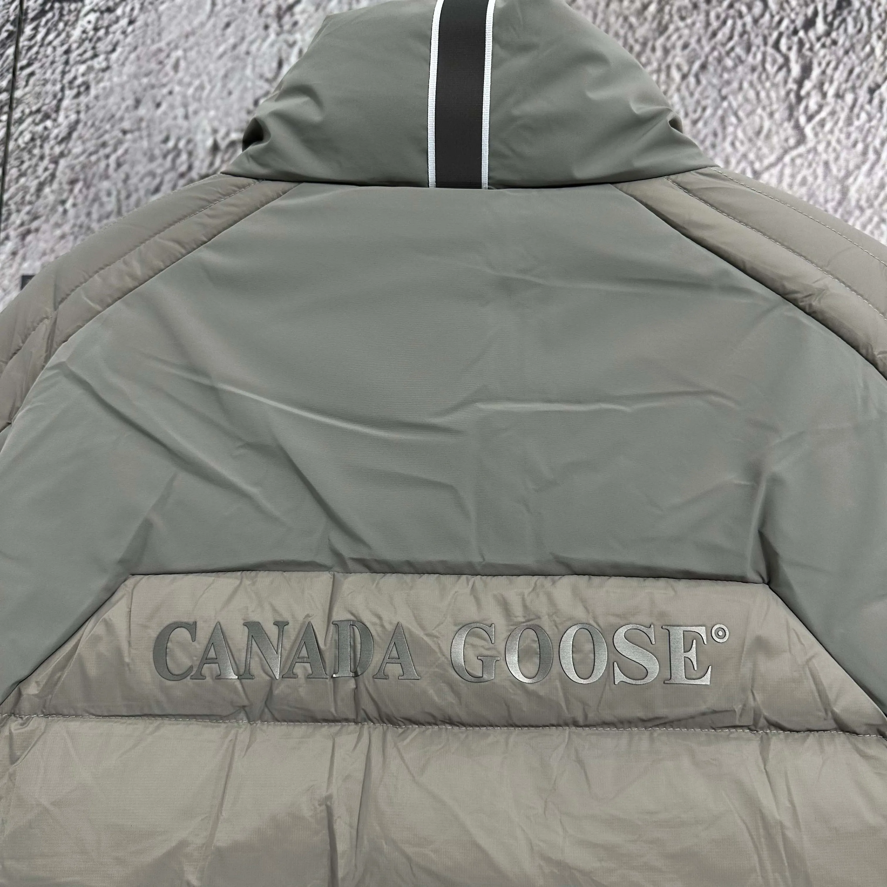 P960 𝙉𝙚𝙬⚜️ CANADA*GOOSE Canada Goose 25-year winter light down jacket, 90 white duck down filling, windproof and wear-resistant, splicing design upper body effect does not appear bloated Color: Apricot Black Size: 48-56